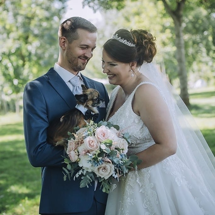 Elegantes Brautpaar mit Hund – von Akis Photography