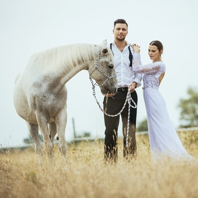 Brautpaar mit weißem Pferd – von Akis Photography