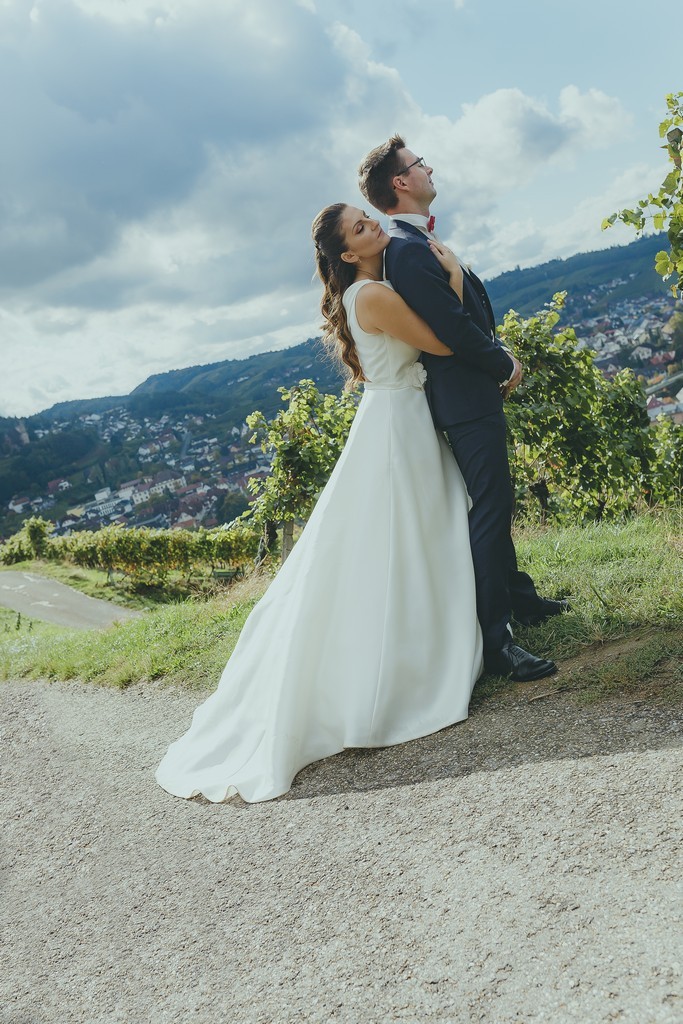 Brautpaar im Weinberg – von Akis Photography